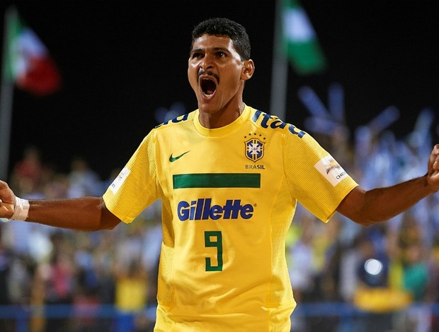 André comemora gol da seleção brasileira de futebol de areia em Dubai (Foto: Divulgação / BSWW)