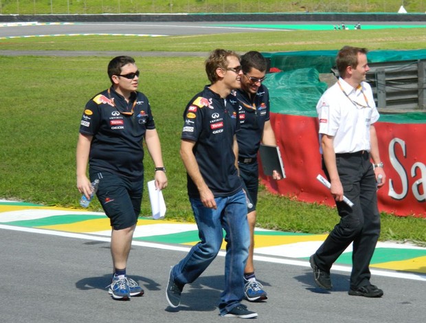 Sebastian Vettel dá uma volta a pé no circuito de Interlagos antes do GP do Brasil (Foto: Julyana Travaglia / GLOBOESPORTE.COM)