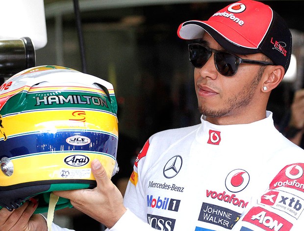 Hamilton com capacete em homenagem a Senna (Foto: Reuters)