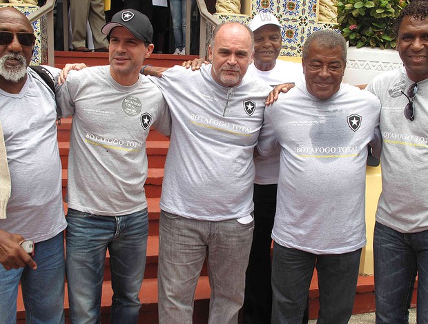 Maurício Assumpção ao lado dos ídolos alvinegros - Votação Botafogo (Foto: Fabio Leme / Globoesporte.com)
