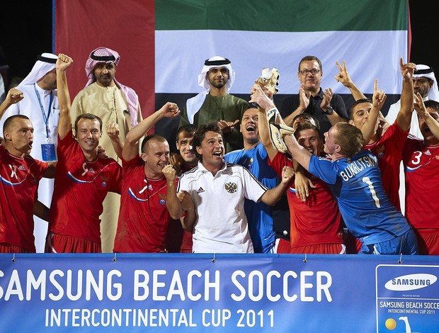 Russia comemora o tituilo do Torneio de Dubai futebol de areia com os sheiks nos Emirados Árabes (Foto: Divulgação/BSWW)