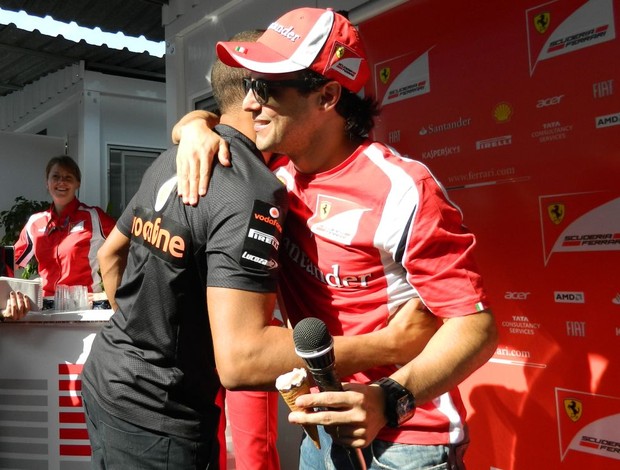 Lewis Hamilton e Felipe Massa se cumprimentam após o GP do Brasil de Fórmula 1 de 2011 (Foto: Alexander Grünwald / Globoesporte.com)