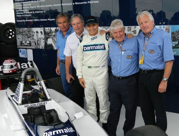 Nelson Piquet com o staff da Brabham que conquistou o título da Fórmula 1 em 1981 (Foto: Alexander Grünwald / Globoesporte.com)