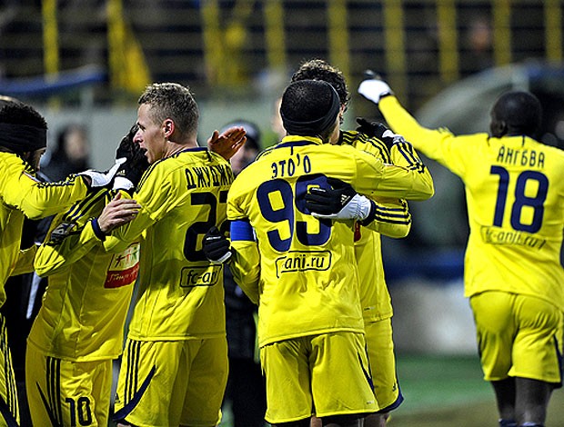 Eto'o comemora gol nos acréscimos com o Anzhi (Foto: Divulgação)
