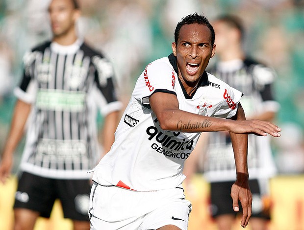 Liedson comemora gol do Corinthians contra o Figueirense (Foto: Reuters)