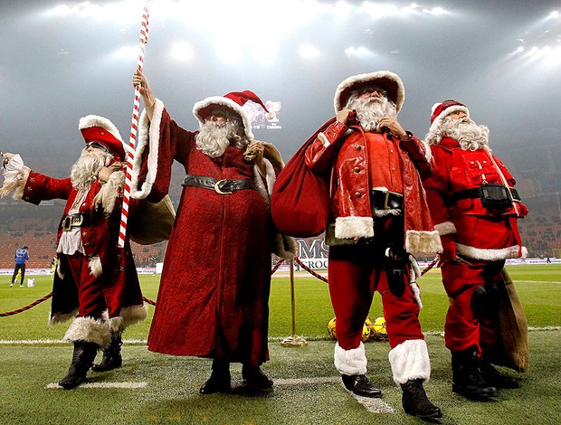 Papai Noel em campo antes da partida de Milan x Chievo (Foto: Reuters)