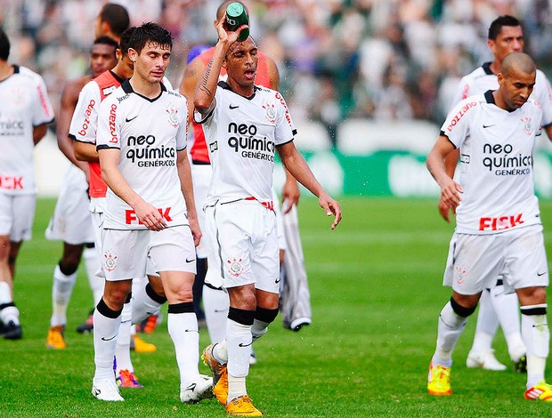 jogadores do Corinthians no final do jogo contra o Figueirense (Foto: Marcos Ribolli / GLOBOESPORTE.COM)
