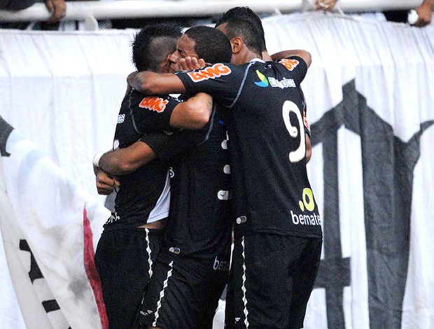 Vasco comemora vitória sobre o Fluminense (Foto: Alexandre Durão / GLOBOESPORTE.COM)