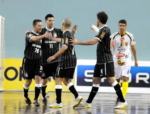 Corinthians comemora o gol no jogo contra o Tigre pela Taça Brasil de Futsal (Foto: Divulgação/CBFS)