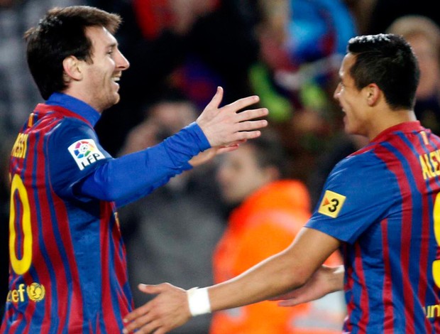 Messi e Alexis Sanchez comemoram gol do Barcelona sobre o Rayo Vallecano (Foto: Reuters)