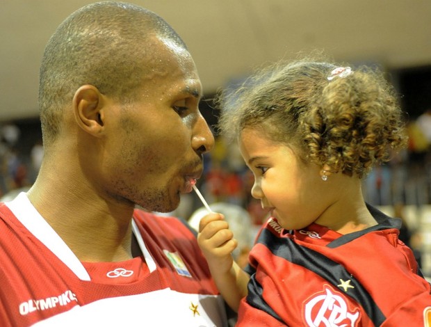Nbb Leandrinho e filha no jogo Flamengo x Liga Sorocabana (Foto: Alexandre Vidal / Fla Imagens)