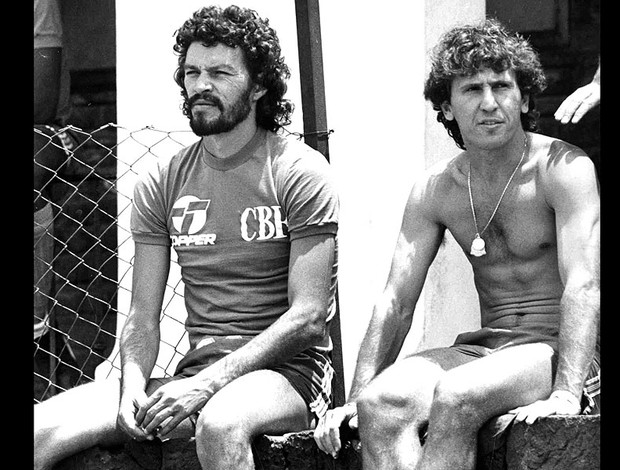 Sócrates ao lado de Zico na concentração de Seleção em 1986 (Foto: AP)