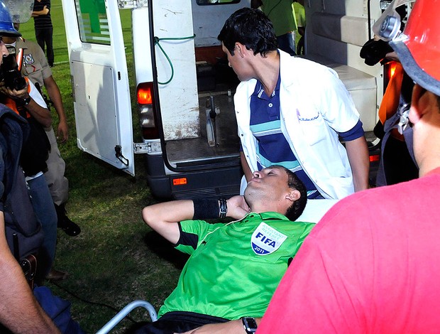 bandeirinha Dario Gaona recebe atendimento após ser atingido por fogos no jogo do Cerro Porteño (Foto: Reuters)