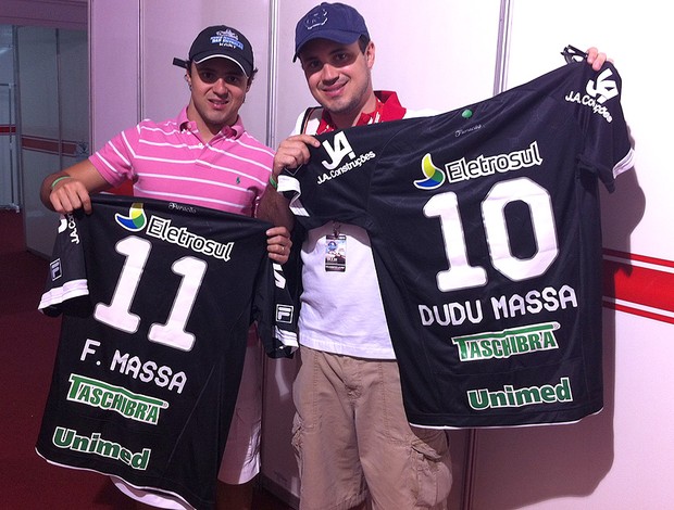 Felipe Massa e Dudu Massa recebem camisa do Figueirense (Foto: Divulgação/FFC)