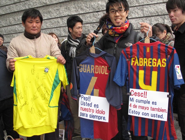 Japoneses fãs do Barcelona fazendo plantão na porta do hotel (Foto: Thiago Dias/Globoesporte.com)
