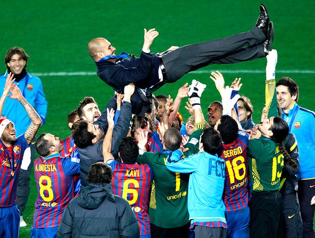 jogadores do Barcelona comemoram com Guardiola (Foto: Reuters)