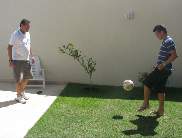 Bernardo, do Vasco, joga bola com o pai Hélio Doido (Foto: Rafaela Gonçalves)