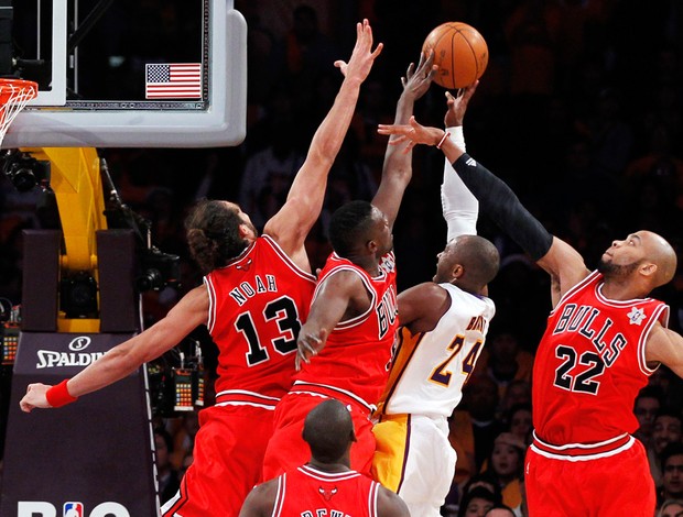 Kobe Bryant nba Luol Deng basquete Chicago Bulls (Foto: Reuters)