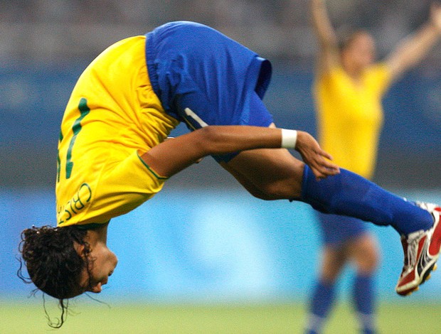 Cristiane comemroa gol da Seleção (Foto: Reuters)