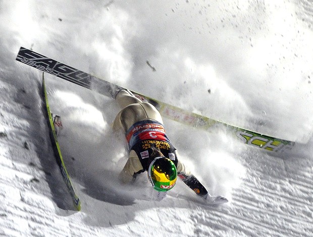 Tom Hilde sofre queda na prova de salto em esqui (Foto: AFP)