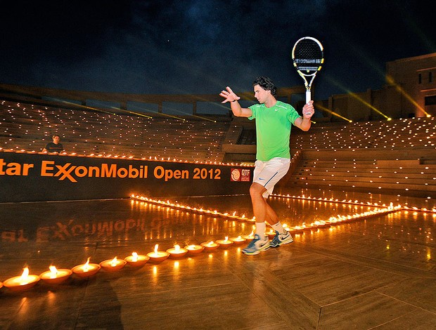 Nadal joga tênis com Federer em quadra iluminada por velas (Foto: AP)