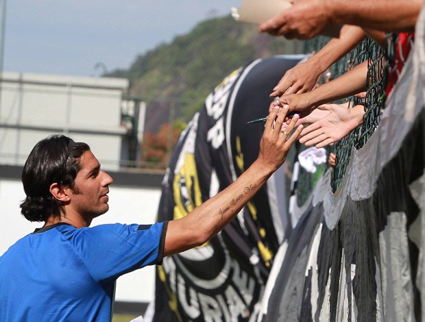 loco abreu botafogo treino autógrafo  (Foto: Jorge William / O Globo)