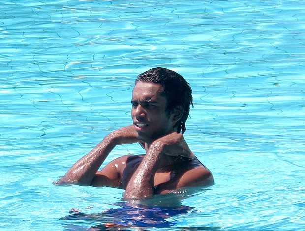 Luiz Antonio na piscina do CT do Flamengo (Foto: Janir Junior / GLOBOESPORTE.COM)