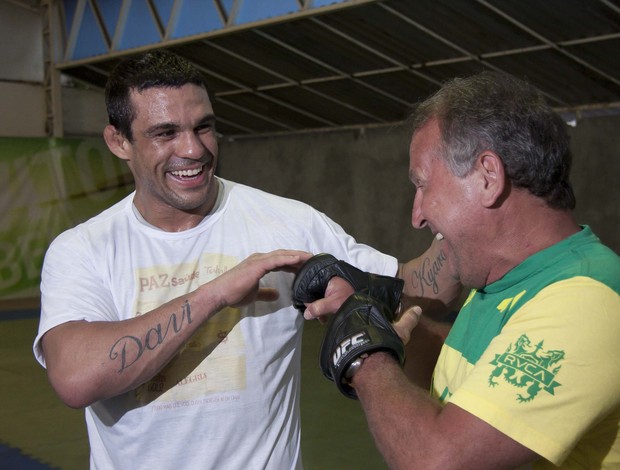 Vitor Belfort conversa com Zico durante os treinos para o UFC Rio (Foto: Ideraldo Gomes)