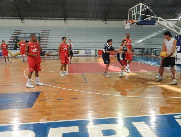 Treino time de basquete de Uberlândia (Foto: Hismênia Keller/GLOBOESPORTE.COM)