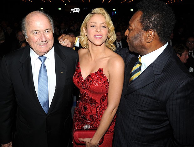 Shakira e Pelé na premiação da FIFA ao lado de Blatter (Foto: AFP)