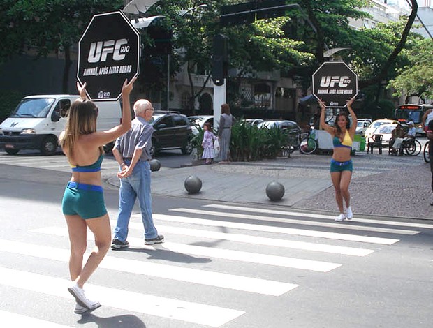 Ring girls fazem campanha do UFC na faixa de pedestre (Foto: Adriano Albuquerque / Globoesporte.com)