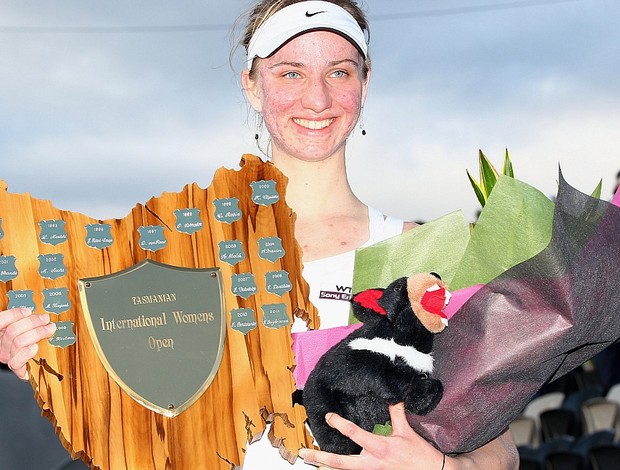 Mona Barthel tênis Hobart final troféu (Foto: Getty Images)