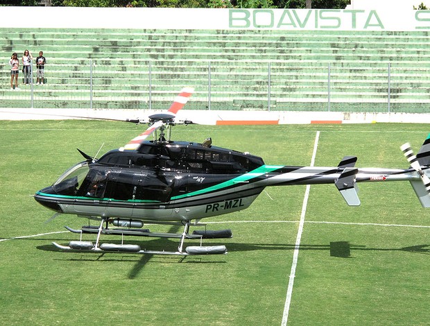 Donos do Boavista pousam de helicóptero no gramado antes de jogo-treino (Foto: Thales Soares / Globoesporte.com)