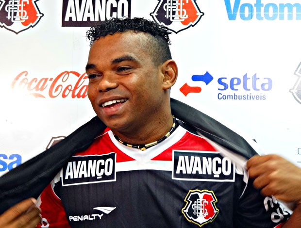Carlinhos Bala com a camisa do Santa Cruz (Foto: Terni Castro, GLOBOESPORTE.COM)