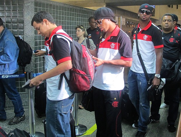 Ronaldinho Gaúcho no embarque do Flamengo (Foto: Richard Souza / GLOBOESPORTE.COM)