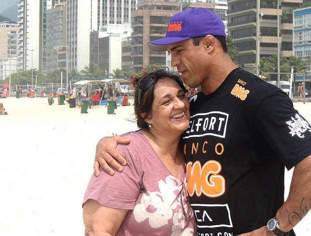 Vitor Belfort com a mãe na praia (Foto: Amanda Kestelman / Globoesporte.com)
