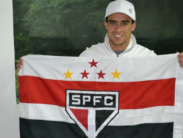 Jadson segura a bandeira do São Paulo na chegada ao CT da Barra Funda (Foto: Site oficial do São Paulo FC)