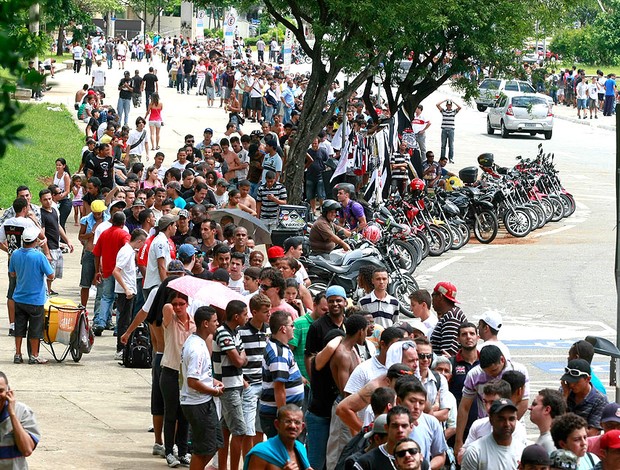 fila de torcedores para comprar ingressos para a final da Copa São Paulo (Foto: Mario Ângelo / Ag. Estado)