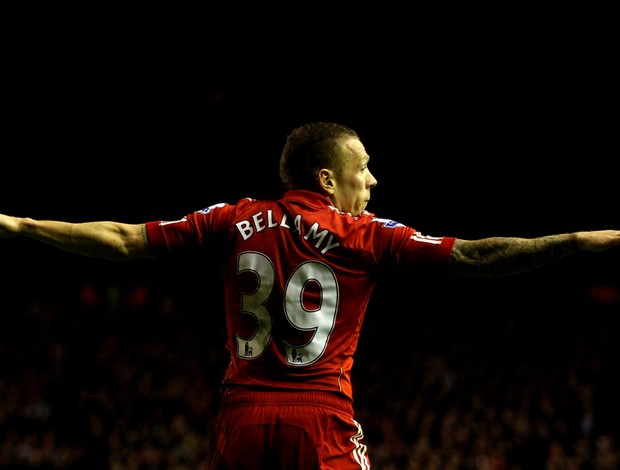 Bellamy comemora gol do Liverpool sobre o Manchester City (Foto: Getty Images)