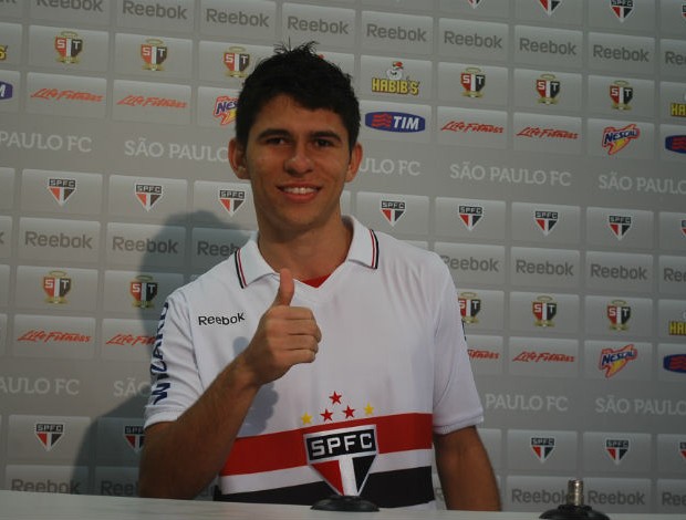 Osvaldo veste a camisa do São Paulo pela primeira vez (Foto: Marcos Guerra / GLOBOESPORTE.COM)