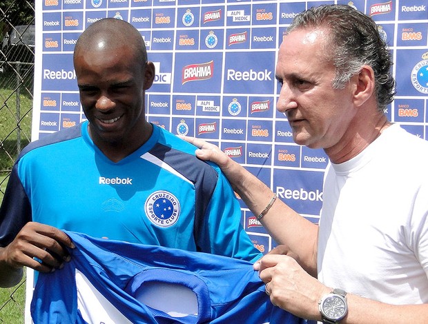 Jackson apresentado no Cruzeiro (Foto: Leonardo Simonini / GLOBOESPORTE.COM)