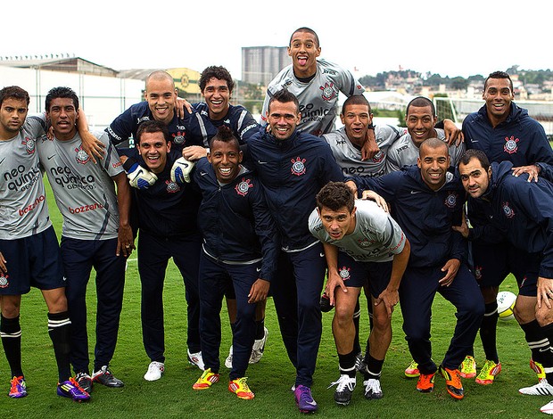 time do Corinthians posado no treino  (Foto: Ag. Estado)