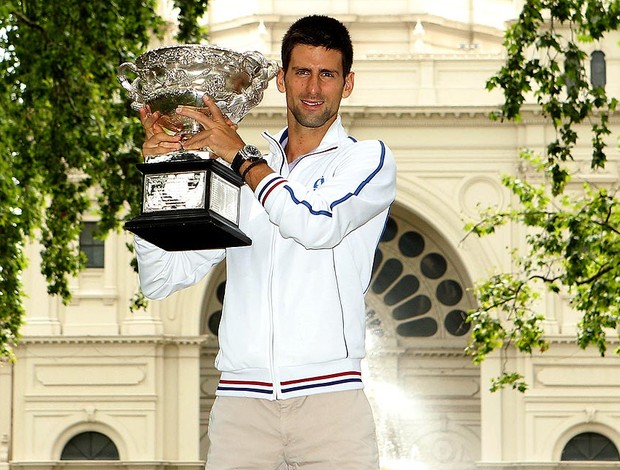 Novak Djokovic posa com a taça do Australian Open (Foto: Getty Images)