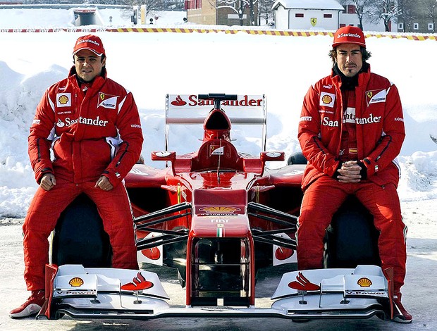 Massa e Alonso na apresentação do novo carro da Ferrari (Foto: Reuters)