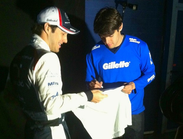 Kaká encontra com Bruno Senna nos boxes de Jerez de la Frontera (Foto: Divulgação/Twitter)