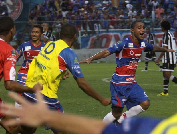 Kauê comemora gol da virada do Fortaleza no PV contra o Ceará (Foto: LC Moreira/Agência Estado)