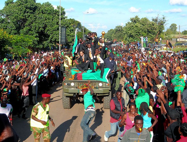 jogadores da Zâmbia fazem desfile de comemoração da Copa Africana de Nações (Foto: AFP)