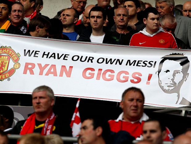torcida do Manchester United com faixa para Ryan Giggs (Foto: AFP)