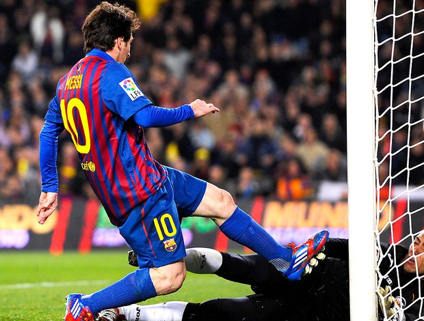 Messi marca gol do Barcelona sobre Diego Alves do Valencia (Foto: Getty Images)