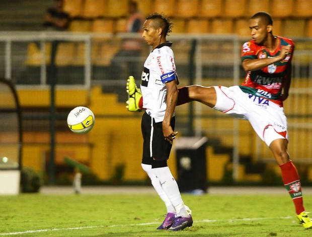 Liedson, do Corinthians, em jogo contra a Portuguesa (Foto: Marcos Ribolli / globoesporte.com)